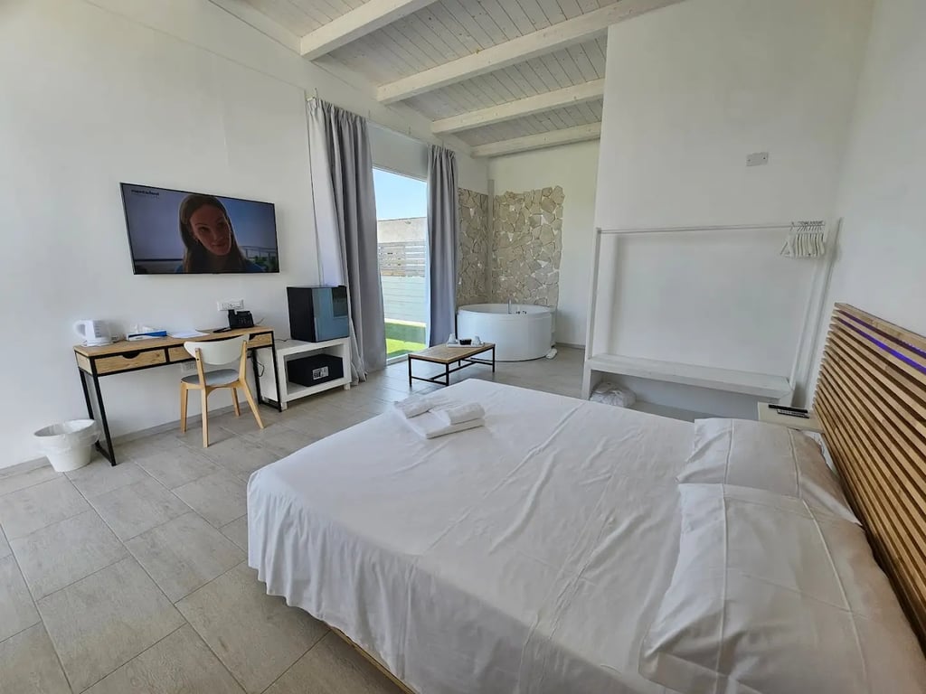 Luxury Pool Suites - Città Bianca