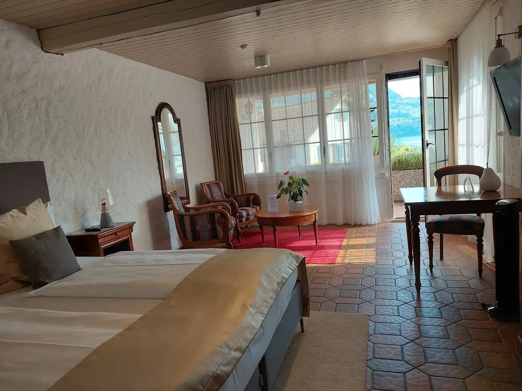 Swiss-Chalet Merlischachen - Romantik Schloss-Hotel am See