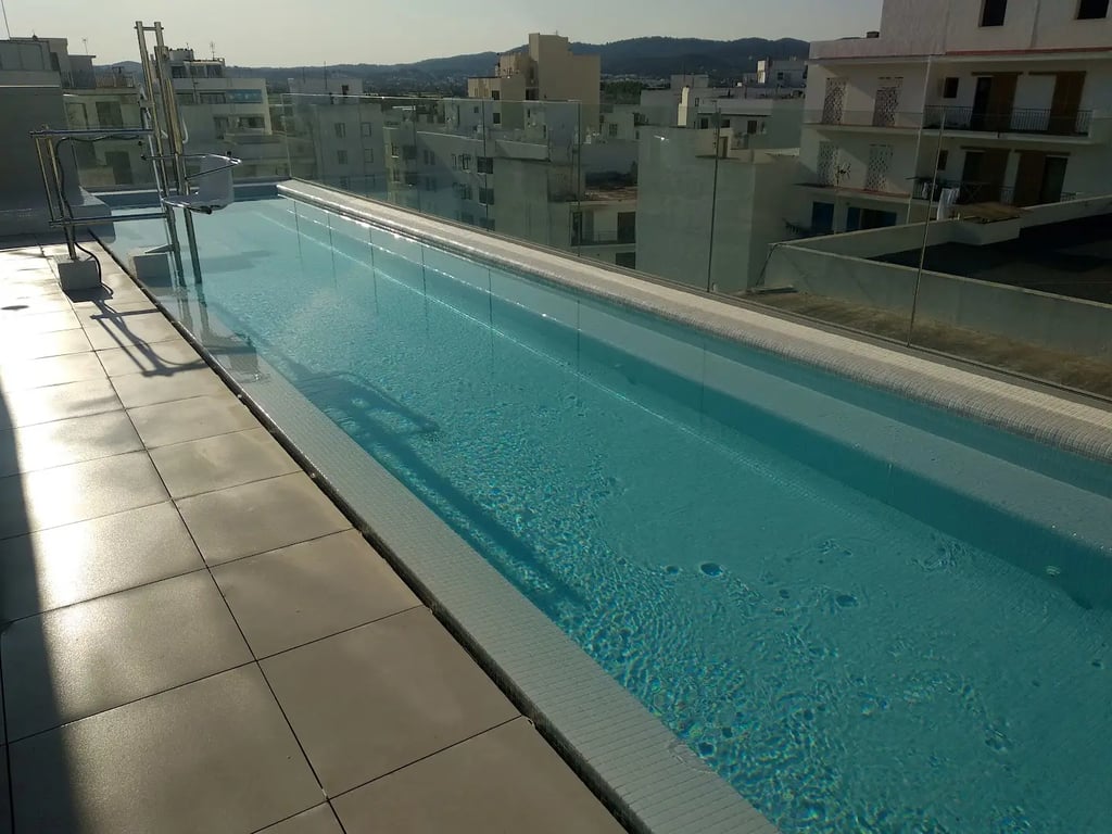 M. HOTEL