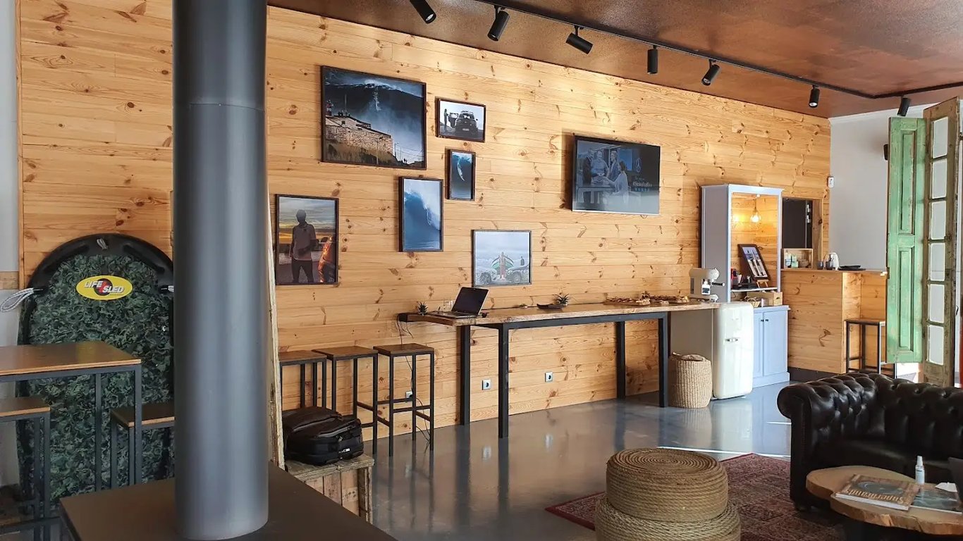 Mercedes-Benz Surfing Lounge