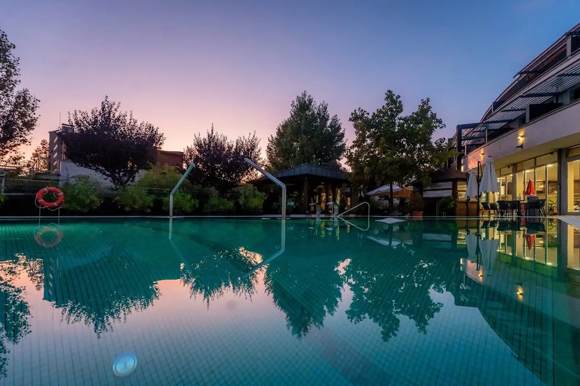 Hotel Golden Lake Resort