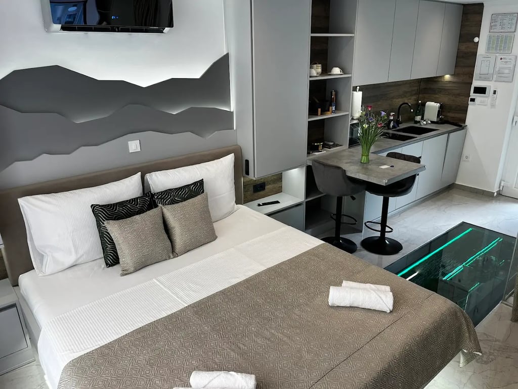 La Luna Rustic Deluxe Apartment with Free Jacuzzi, Bikes & Covered Parking