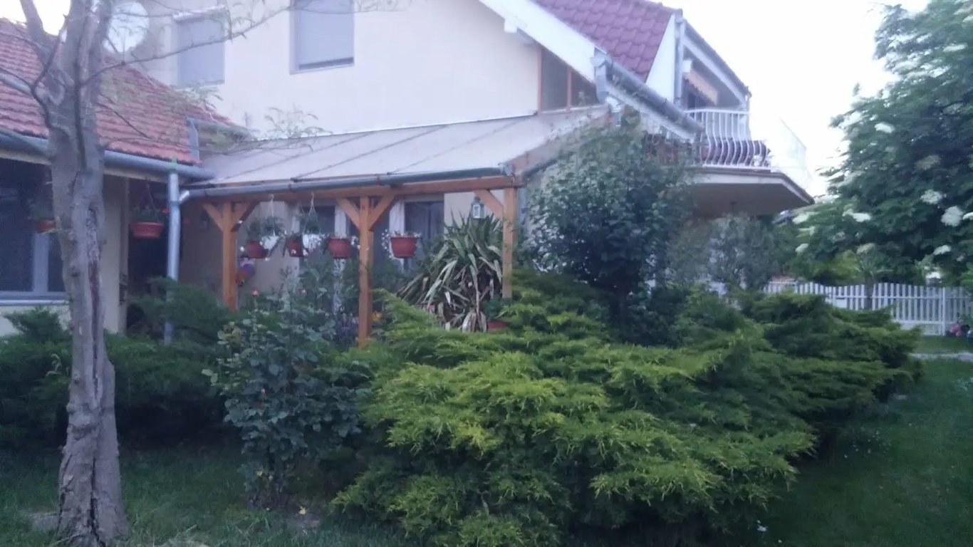 Pihenő Apartmanház