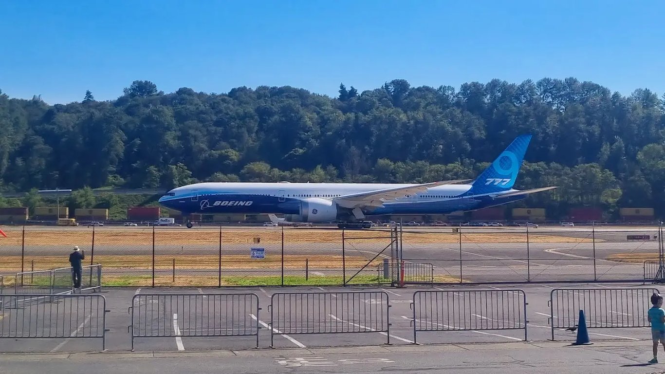 Terminal 2 – Meetings In An Airport Hangar