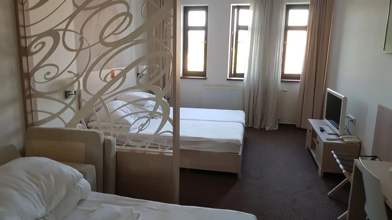 Hotel Slamený dom