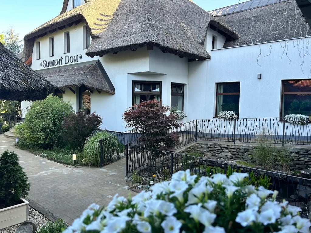 Hotel Slamený dom