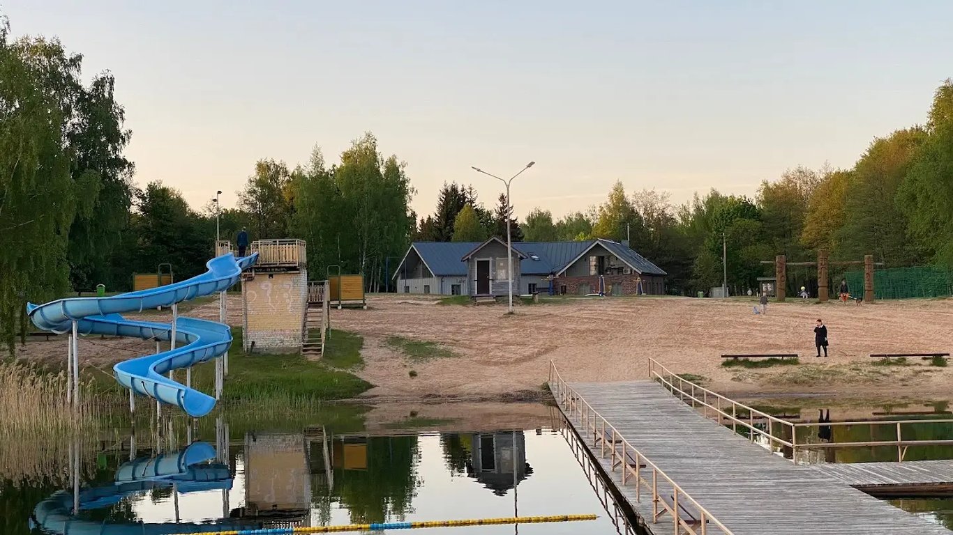 Lake & Library Hotel