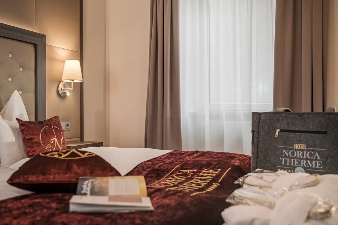 Hotel Norica - Thermenhotels Gastein mit dem Bademantel direkt in die Therme