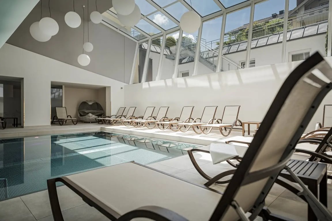Hotel Norica - Thermenhotels Gastein mit dem Bademantel direkt in die Therme