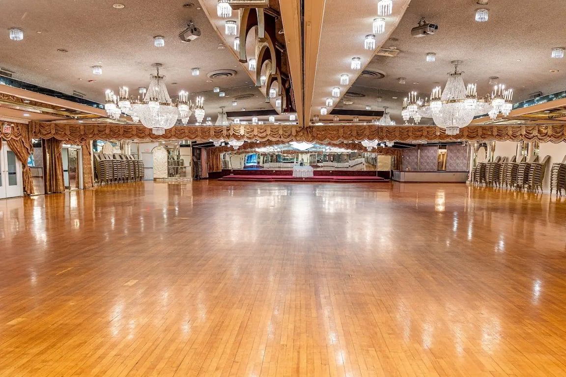 Astoria World Manor