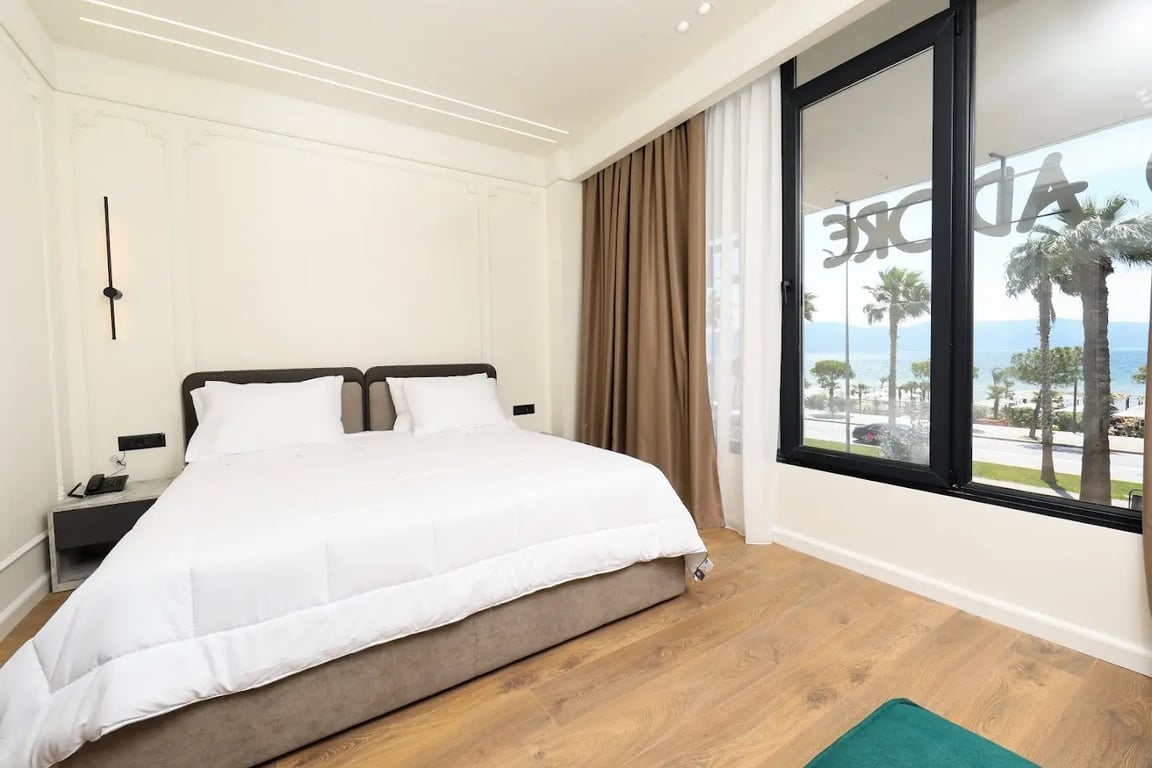 Hotel Adore