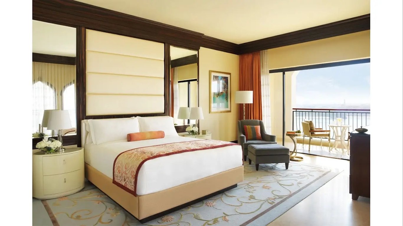 The Ritz-Carlton Abu Dhabi, Grand Canal