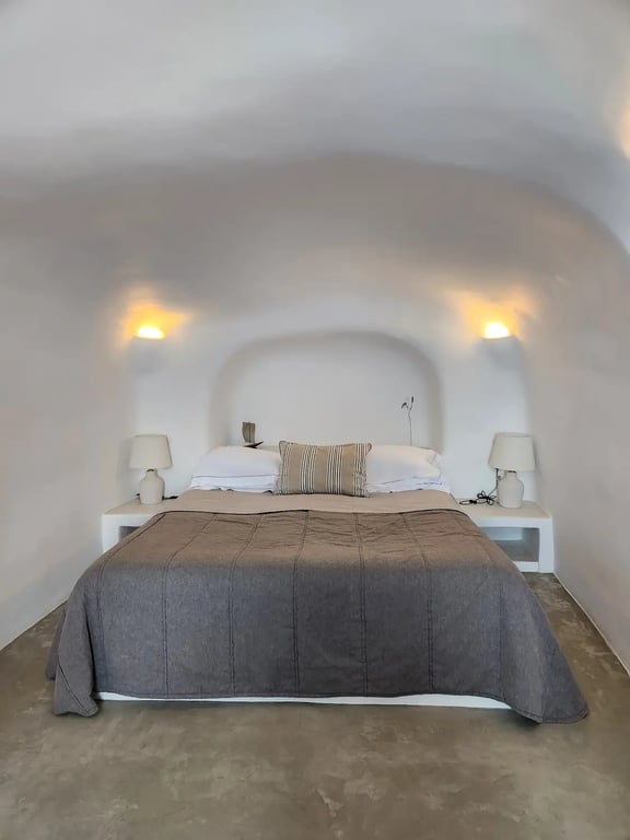 Pezoules of Oia