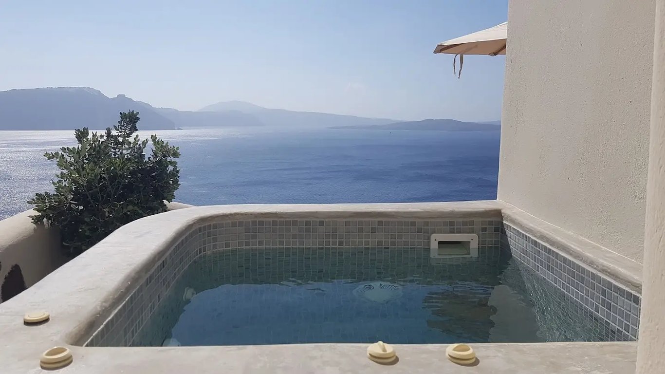 Pezoules of Oia