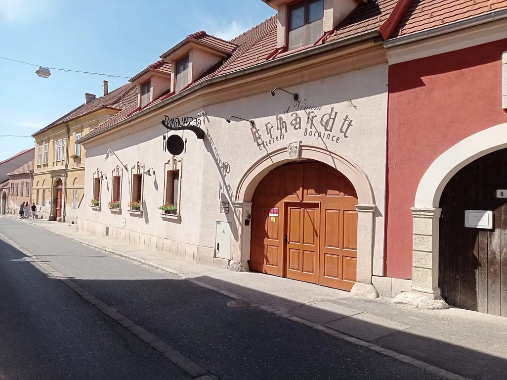 Erhardt Étterem Panzió Borpince és Vinotéka