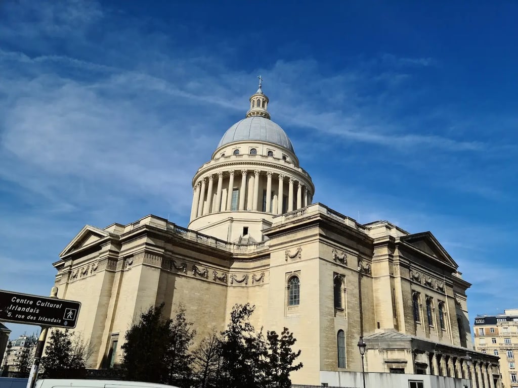 Panthéon Poolside