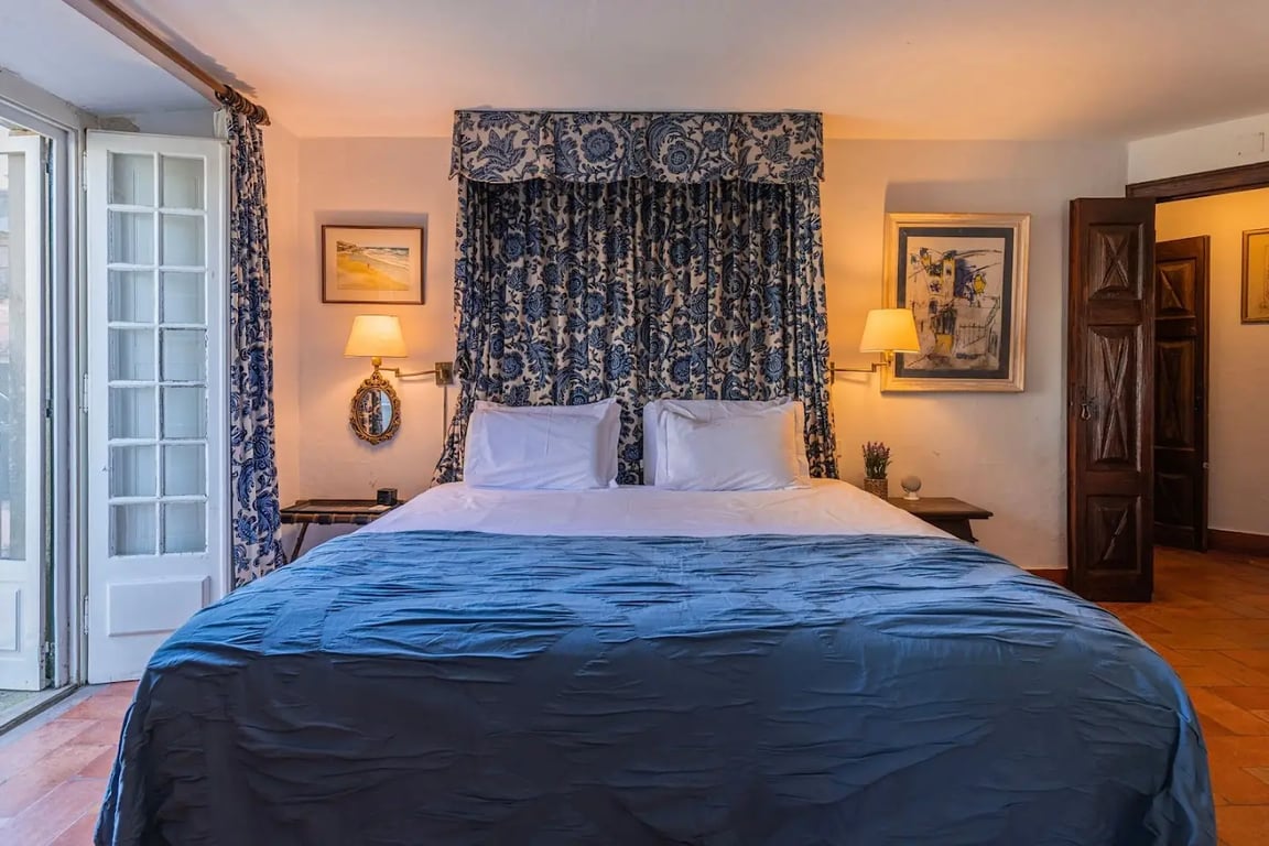 Sintra WOW - Unique double Smart Room in 17th century Palace! Hot tub, Snooker, BBQ, PS5, Sauna, Gym