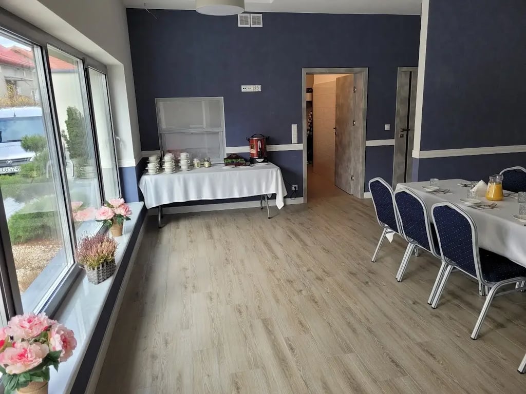 Sala na konsolacje, stypy, obiady po pogrzebie przy cmentarzu parafialnym Łuków