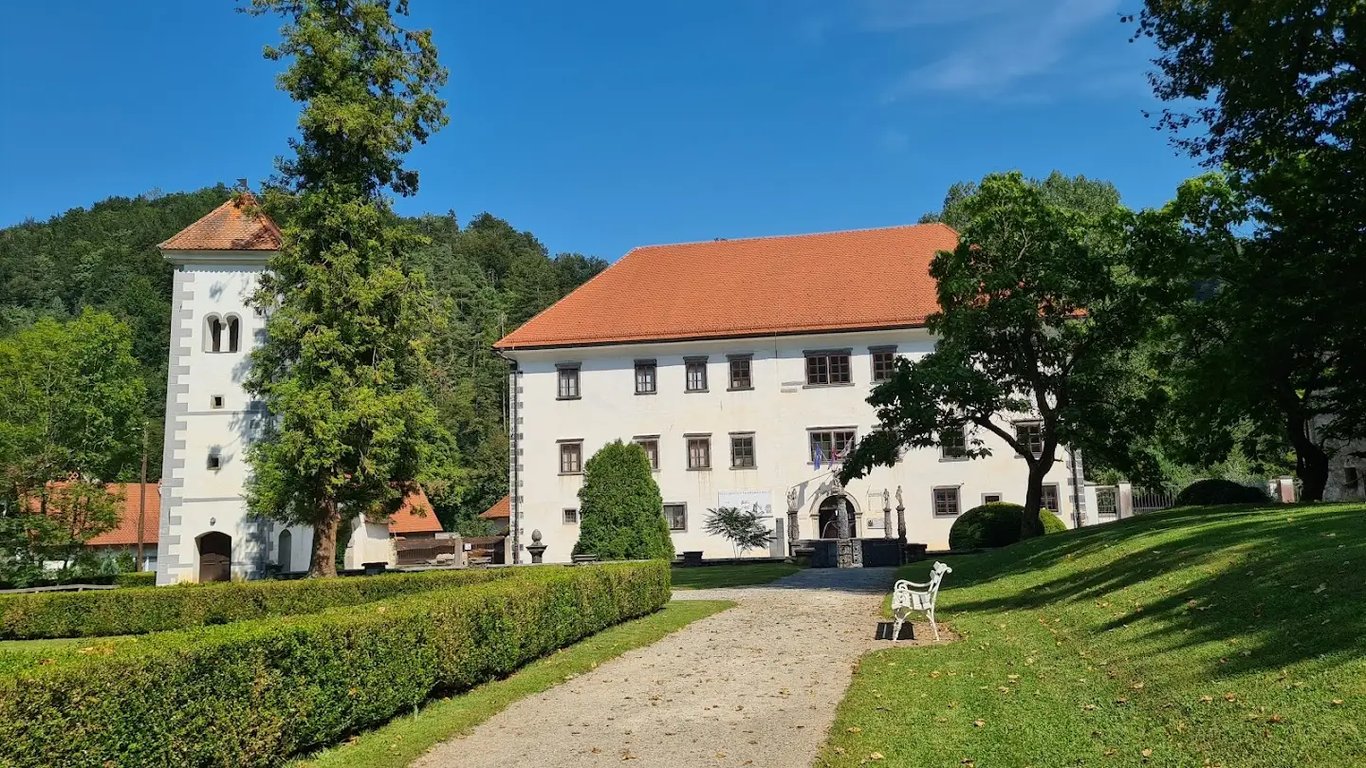 Polhov Gradec Mansion