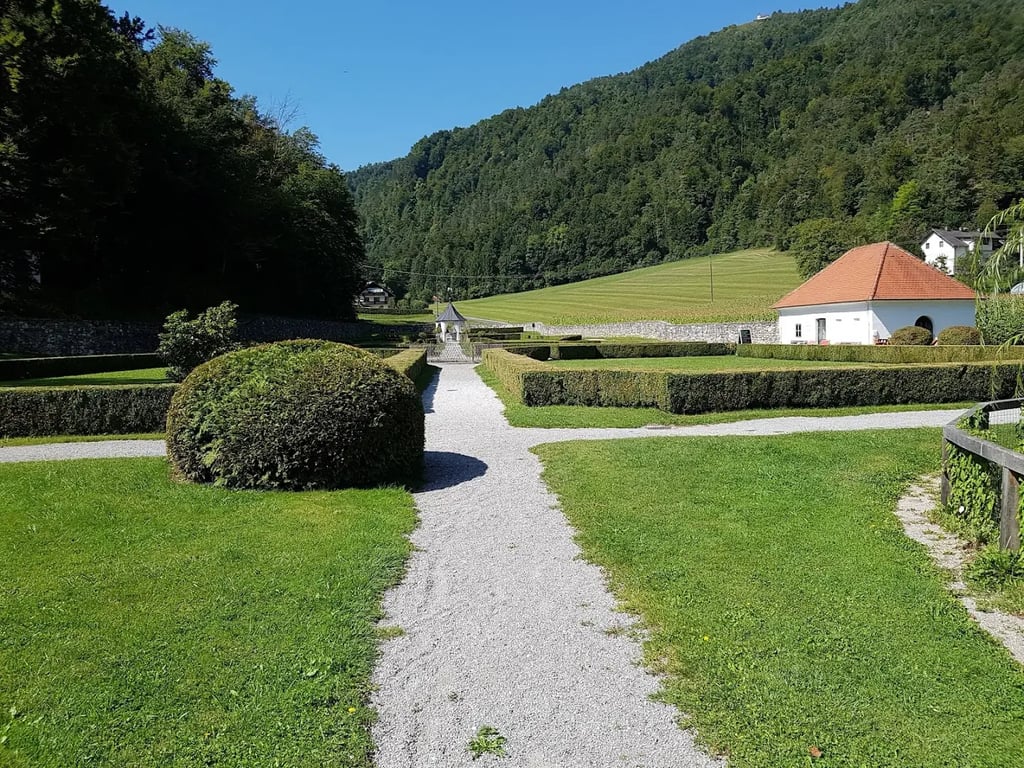 Polhov Gradec Mansion