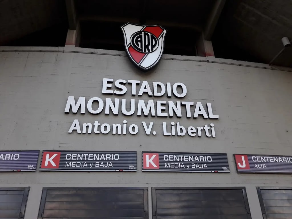 Estadio Monumental Antonio Vespucio Liberti / Mas Monumental