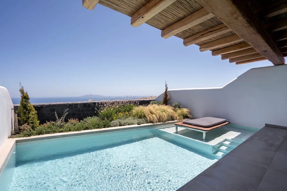 NĒRO Suites by NOMÉE Hospitality Group