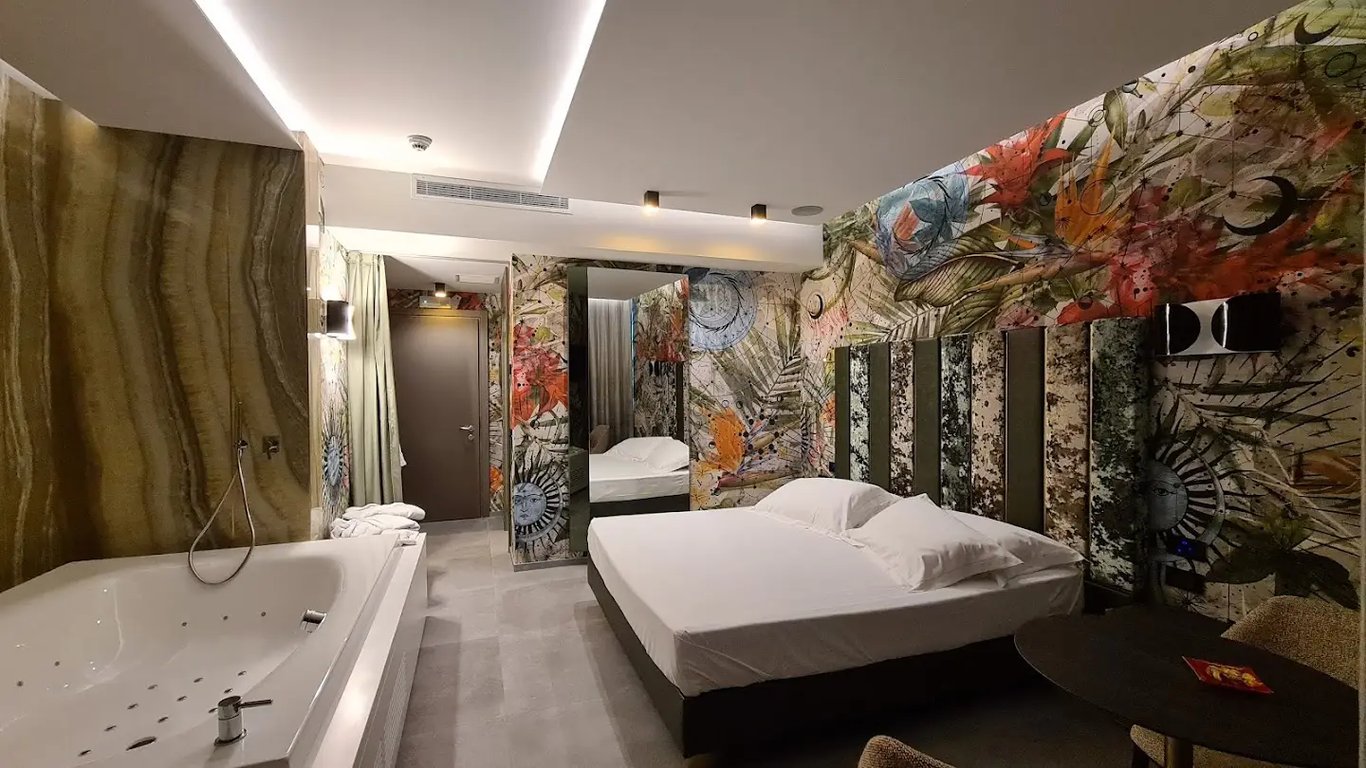 Iris Hotel