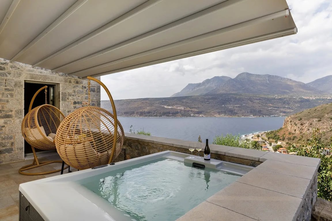 Trapela Limeni Luxury Suites