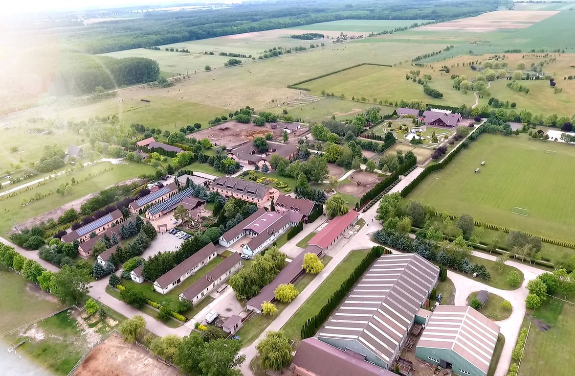 Kincsem Lovaspark Rendezvényhelyszín- edzőtábor, esküvő, rendezvény