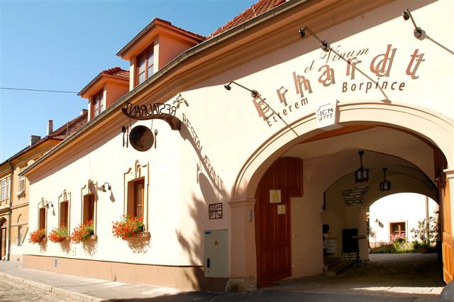 Erhardt Étterem Panzió Borpince és Vinotéka