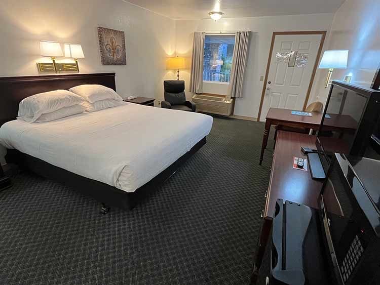 King room with a large bed, armchair and desk