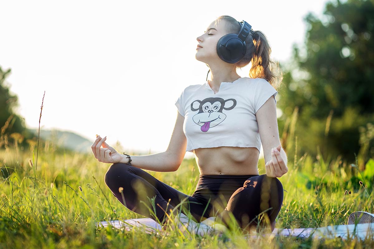 Bei binauralen Beats werden Töne unterschiedlicher Frequenzen abgespielt, wobei du eine Frequenz auf dem linken Ohr und eine andere Frequenz auf dem rechten Ohr hörst.