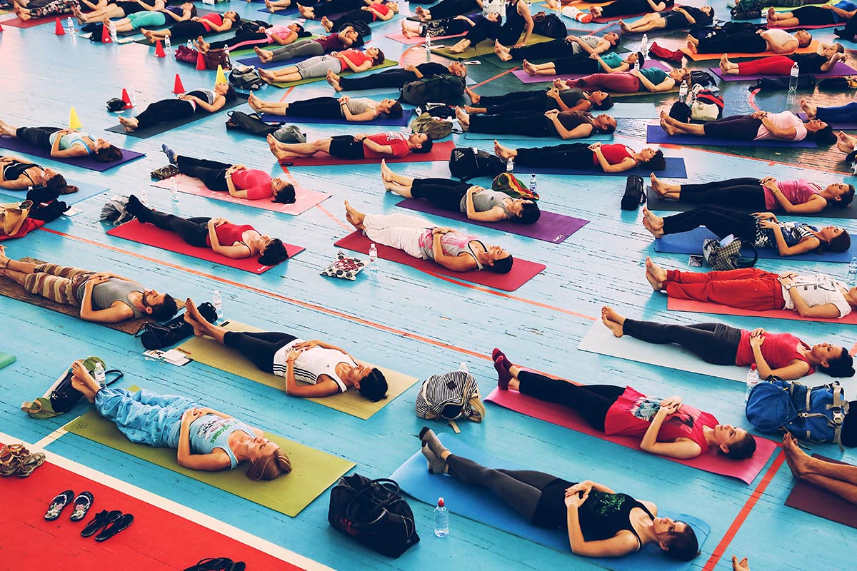 Wenn du lieber alleine, aber trotzdem geführt meditieren möchtest, kannst du eine für dich angenehme geführte Meditation aus dem Angebot von High Energy Mind wählen.