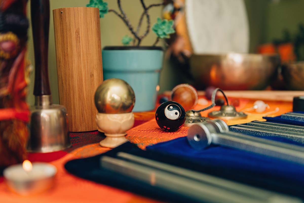 Auch wenn es Pro- und Contra-Argumente zur 432 Hz-Musik gibt, solltest du die Wirkung der heilsamen Klänge auf dich in jedem Fall einmal ausprobieren.
