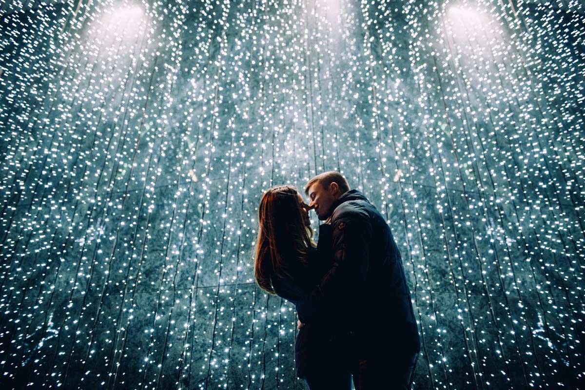 Positive Liebe Affirmationen helfen dir dabei, Dankbarkeit für das zu entwickeln, was du hast, und viele Bereiche deiner Partnerschaft positiv zu beeinflussen.
