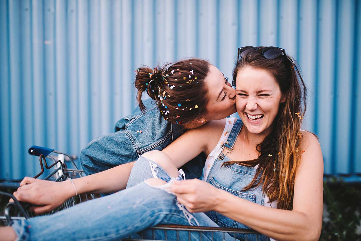 Durch die stetige Wiederholung der positiven Affirmationen wird ein innerlicher Prozess in Gang gesetzt