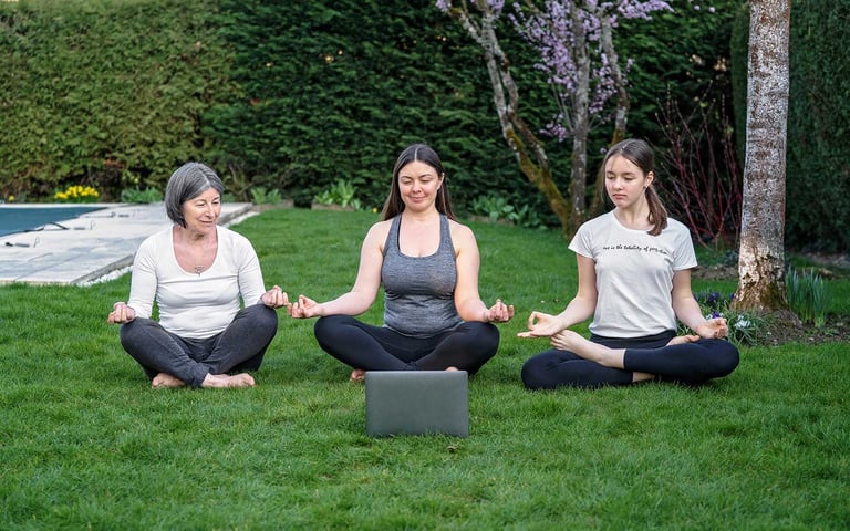 Geführte Meditation kann dich anleiten, den Weg zu dir selbst zu finden und dein Leben mit mehr Energie zu meistern.