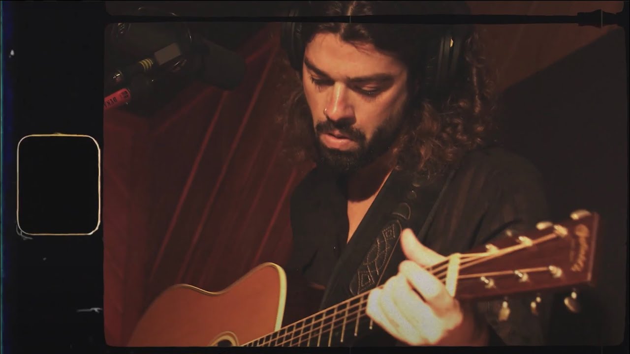 Rett Smith - "Pick Up The Pieces - Live From Arlyn Studios"  [Official Video]