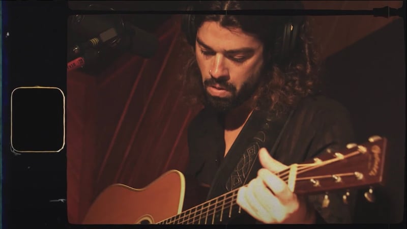 Rett Smith - "Pick Up The Pieces - Live From Arlyn Studios"  [Official Video]