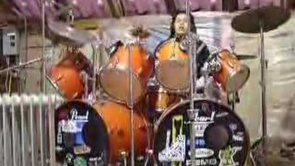 Kick ass Girl drummer/ girl drummer 2 (hanson cover)