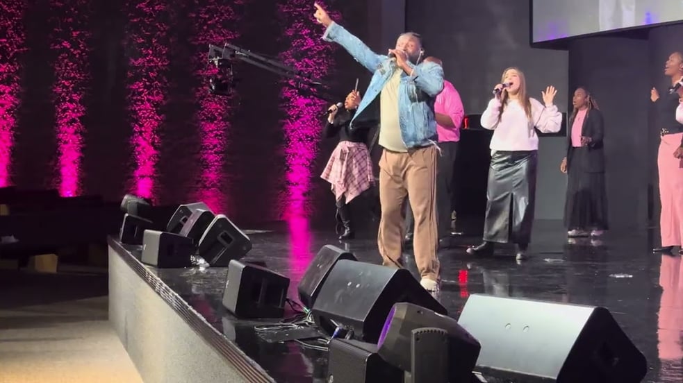 🔥 Robert Hawkins – How Great Is Our God | Kingdom in the Valley Christian Church, Phoenix AZ 🙌🏽