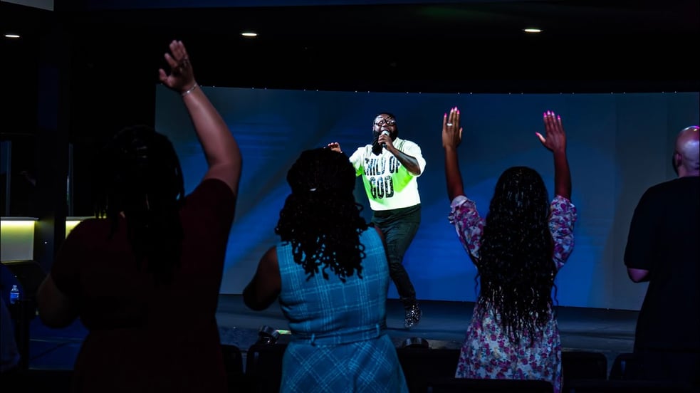 Robert Hawkins/ Powerful Worship Experience w/ @etthehiphoppreacher at A Place of Change 🔥🙏🏾