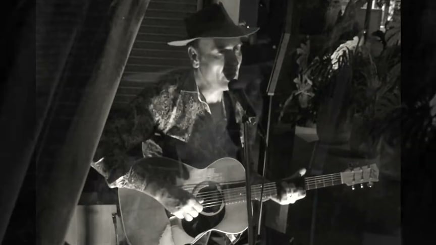 'Romeo & Juliet' Dire Straits cover by Luke Vassella live in Byron Bay