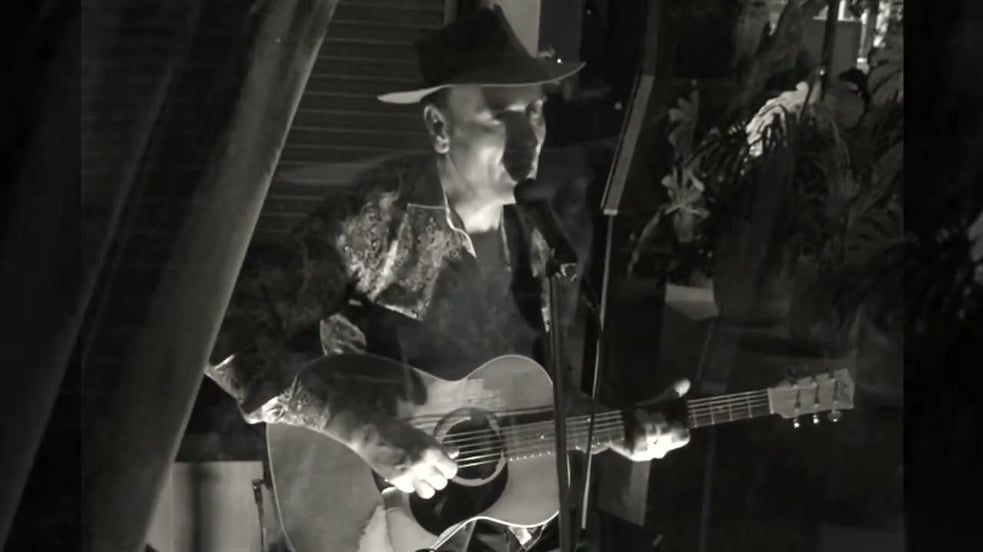 'Romeo & Juliet' Dire Straits cover by Luke Vassella live in Byron Bay