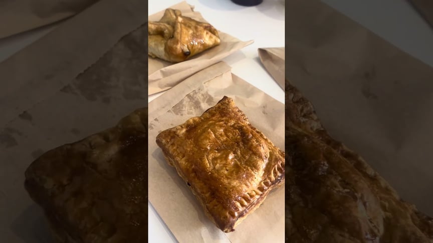 This Chicago Coffee Spot Has Pineapple Coffee?! ☕🍍 | West Loop Taste Test