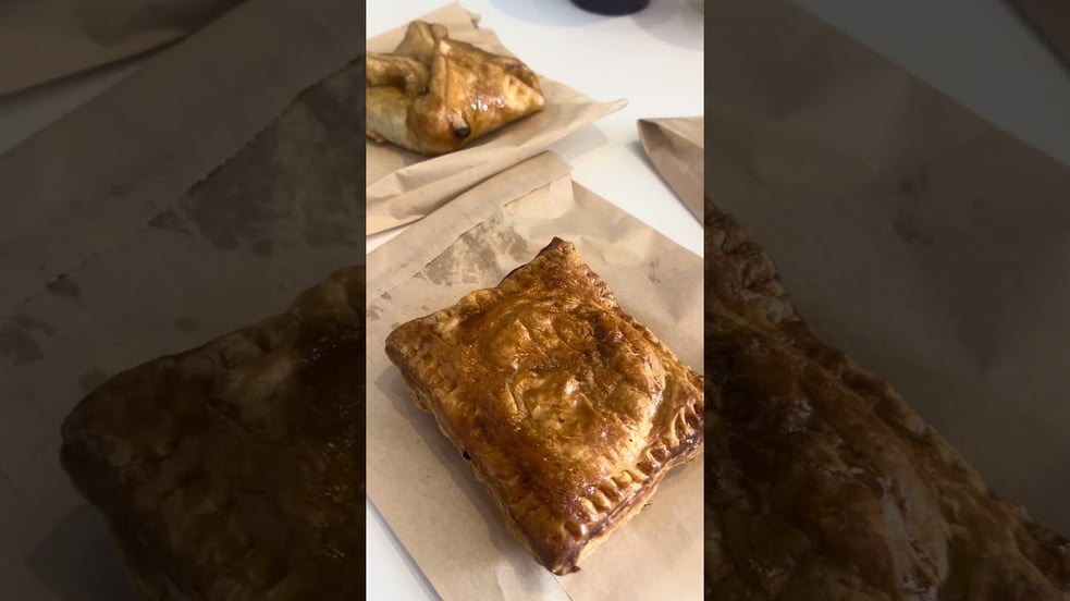 This Chicago Coffee Spot Has Pineapple Coffee?! ☕🍍 | West Loop Taste Test