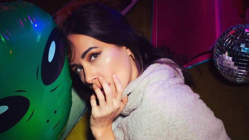 Je55ie - Different Planets (Official Lyric Video)