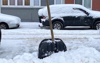 В Витебске снег упал с крыши госучреждения и повредил авто. Владелец обратился в суд