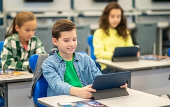 Могут ли белорусские школьники пользоваться планшетом вместо учебников? В Мингорисполкоме назвали два ограничения