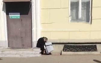 Душераздирающее видео с бездомной старушкой из Беларуси обсуждают в интернете. Что с ней случилось?
